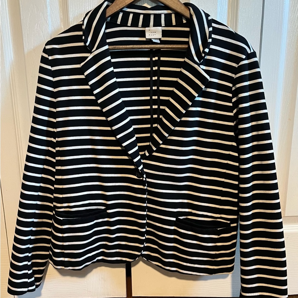 Super cute cropped, black and white blazer